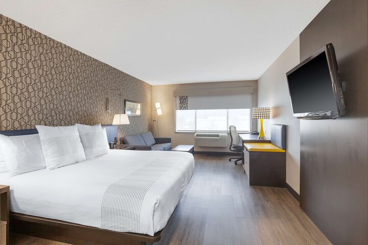 1 King Bed Sofa Bed Microwave and Refrigerator Keurig Coffee Maker Walk in Shower Full Breakfast (9 of 13)