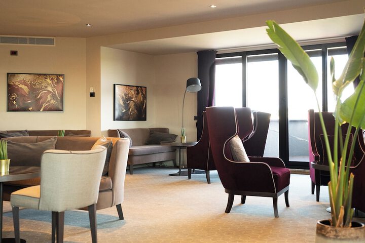 Lounge 51 of 63