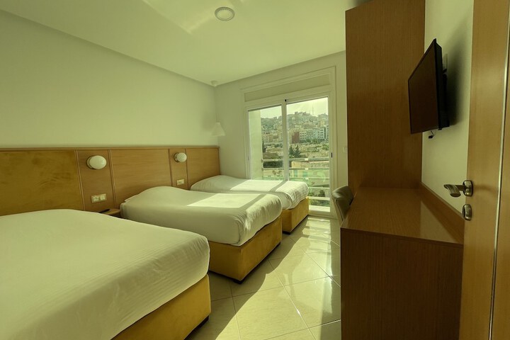 Room 16 of 28