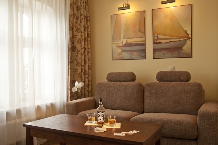 Room 4 of 37