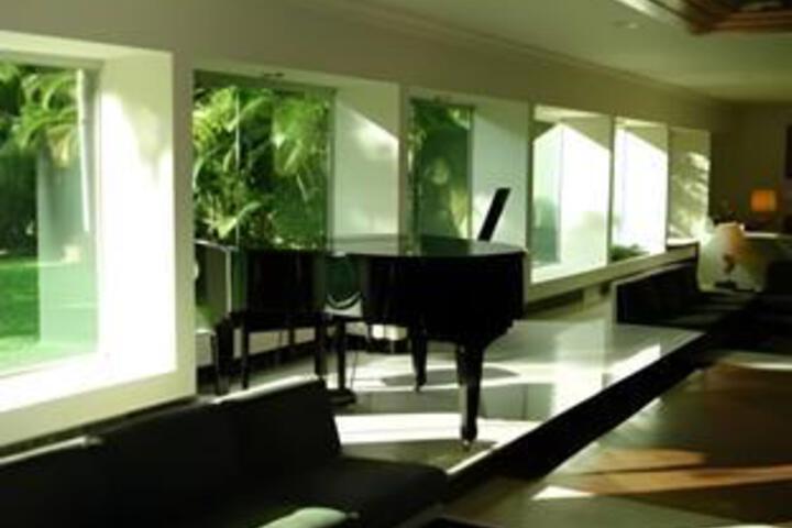 Lounge 5 of 23
