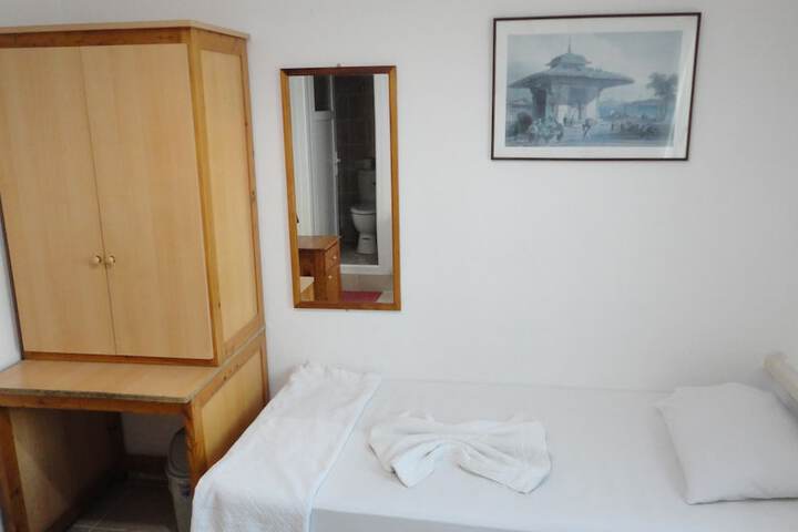 Room 9 of 99