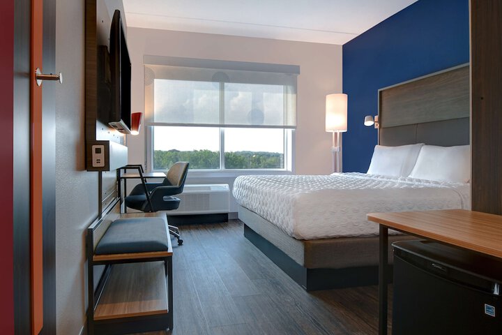1 King Bed (8 of 18)