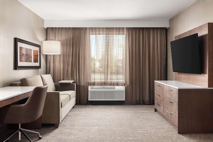 2 Queen Beds with Sofa Bed (10 of 13)