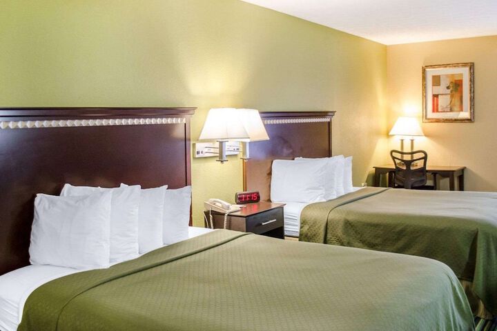 1 Queen Bed Accessible (3 of 11)