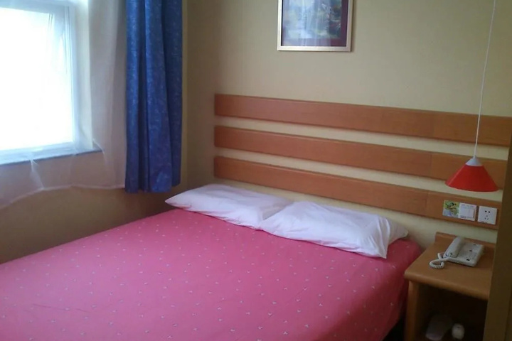 Room 5 of 11