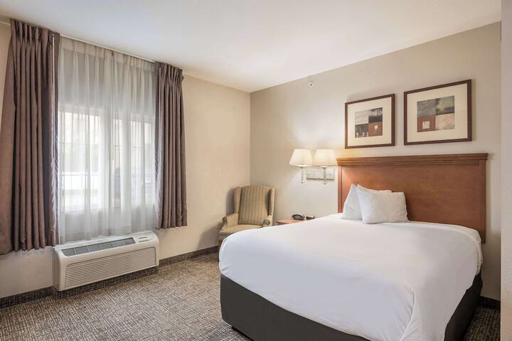 1 Queen Bed (2 of 13)