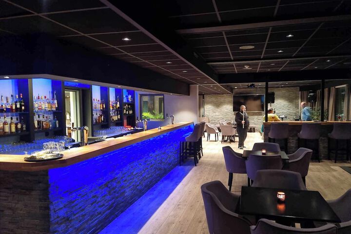 Lounge 34 of 46