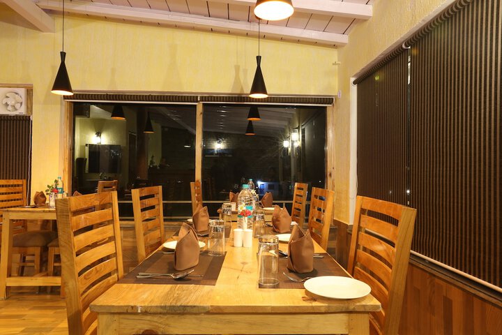 Dining 26 of 33