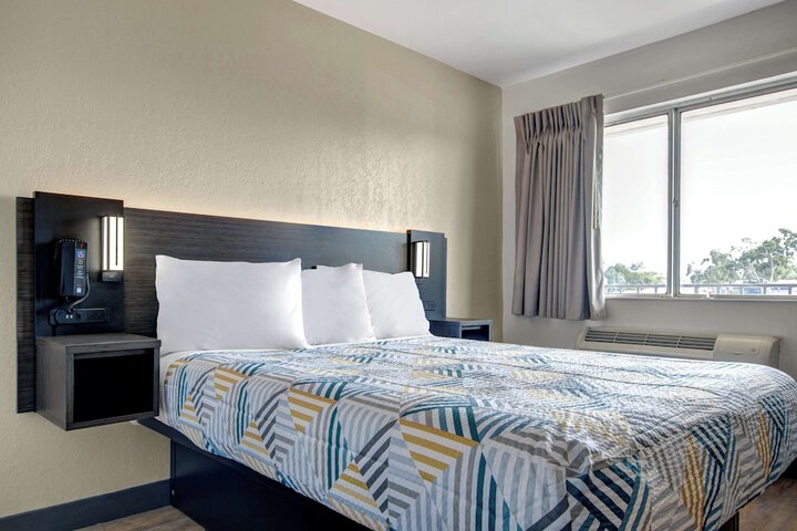 1 Queen Bed (1 of 13)