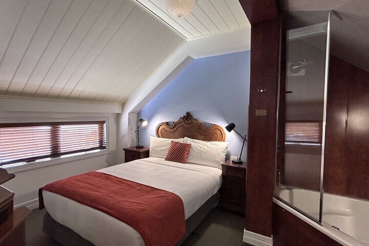 Room 10 of 74