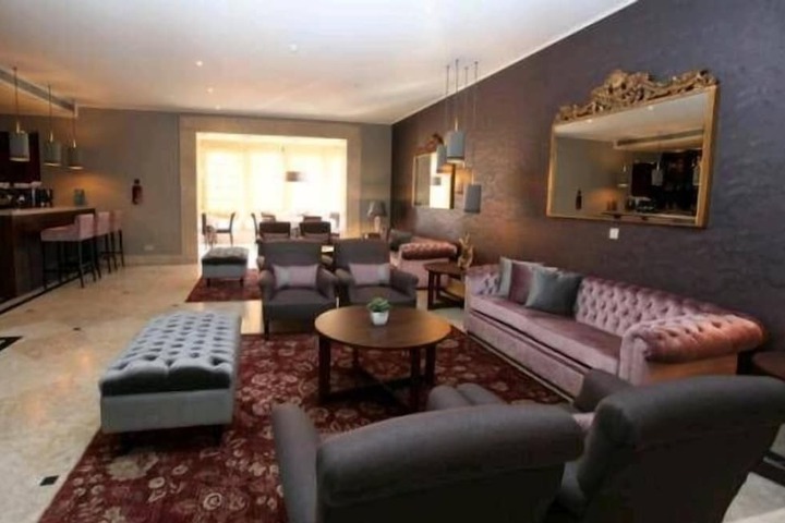 Lounge 25 of 57
