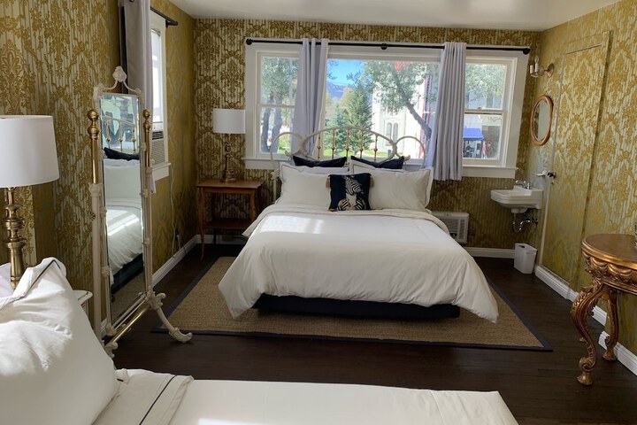 Room 13 of 33