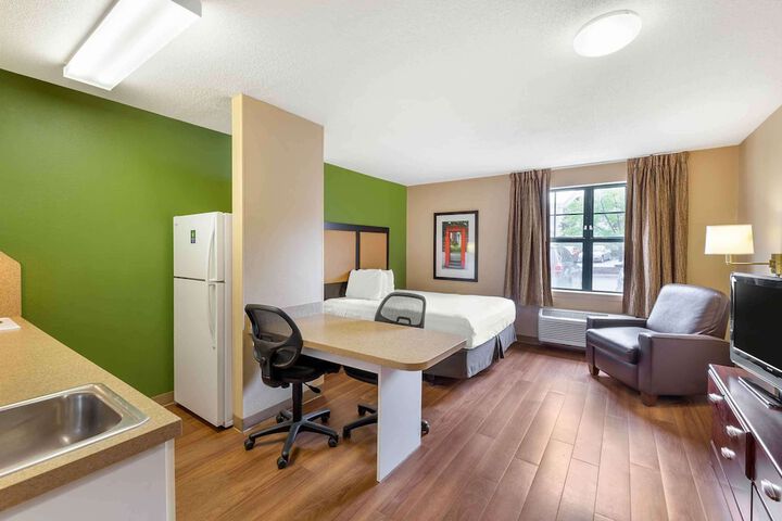 1 Queen Bed (1 of 6)