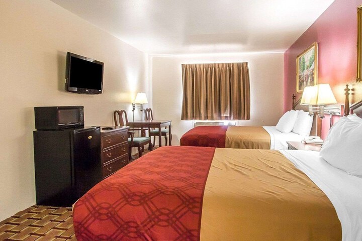 1 Queen Bed (7 of 11)