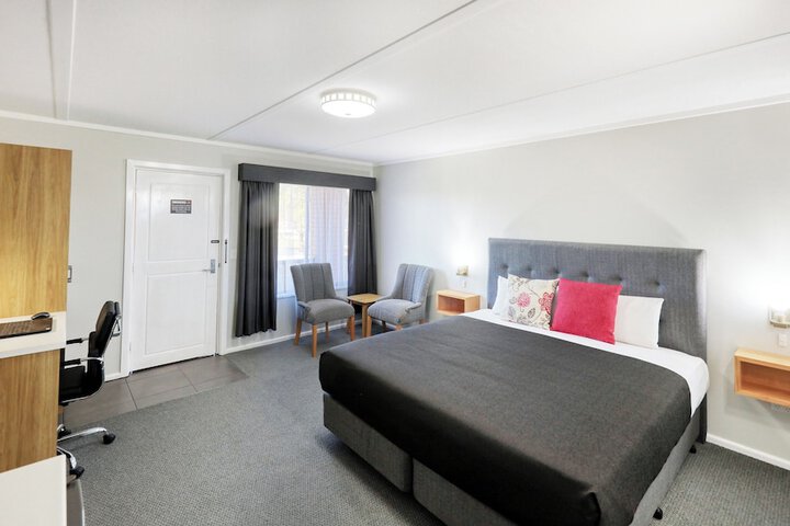 Room 4 of 16