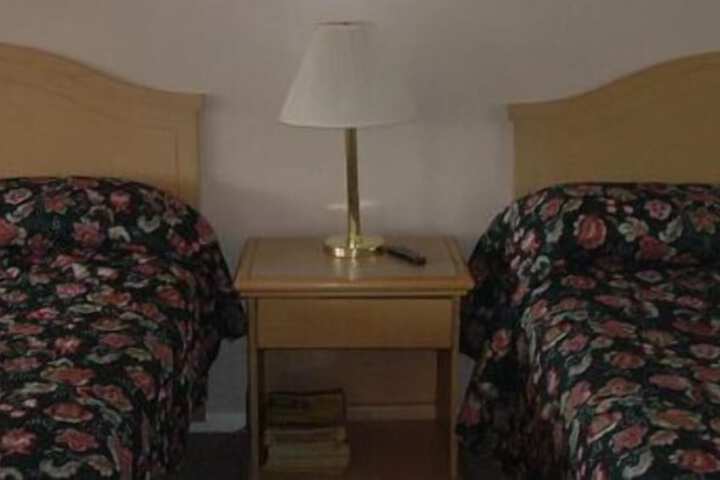 1 Queen Bed (6 of 7)
