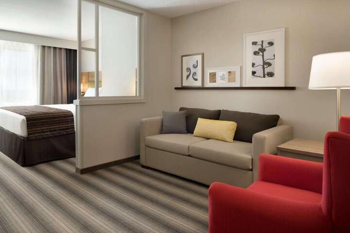 1 King Bed (2 of 6)