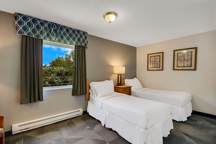1 King Bed Mobility Accessible Communication Assistance Roll in Shower Full Breakfast (4 of 18)