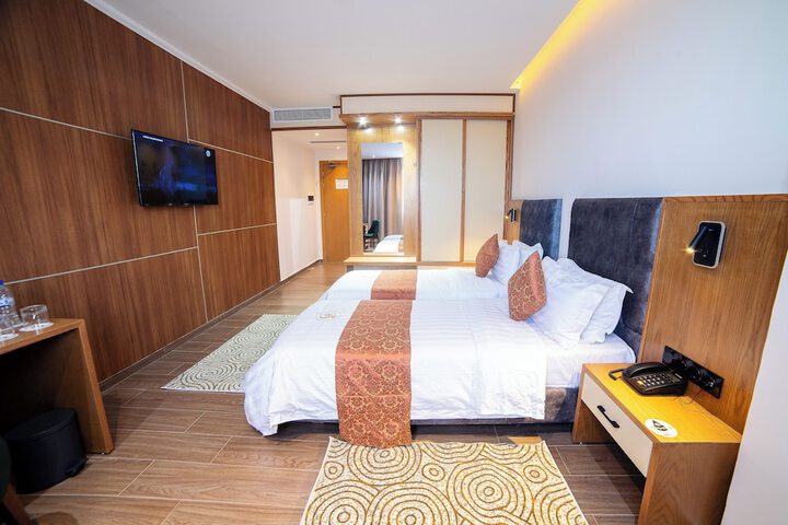 Room 11 of 28