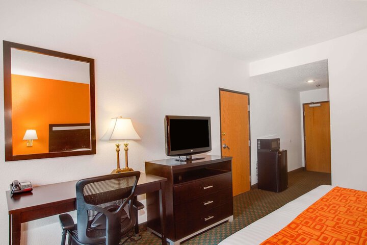 1 King Bed Mobility Accessible (14 of 15)