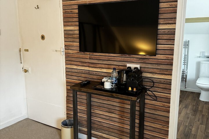 Room 13 of 83