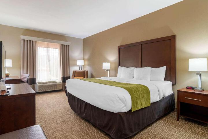 1 King Bed (7 of 17)