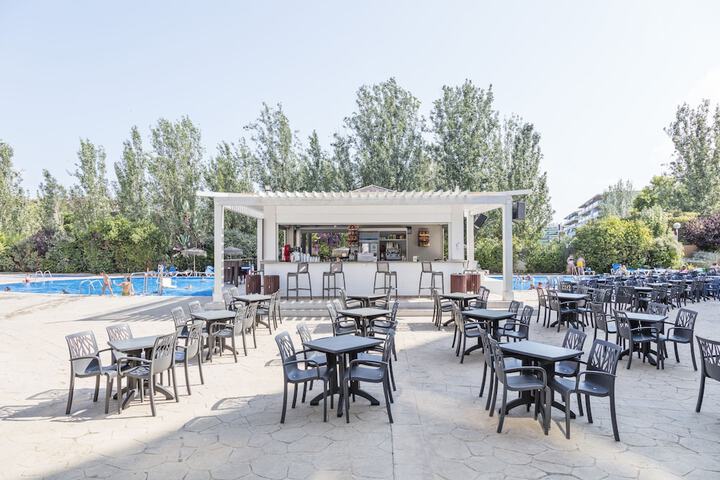 Swim-up bar
