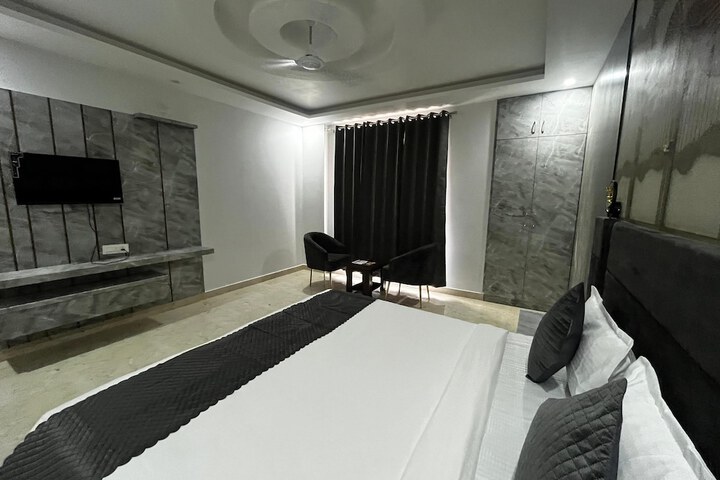 Room 12 of 24