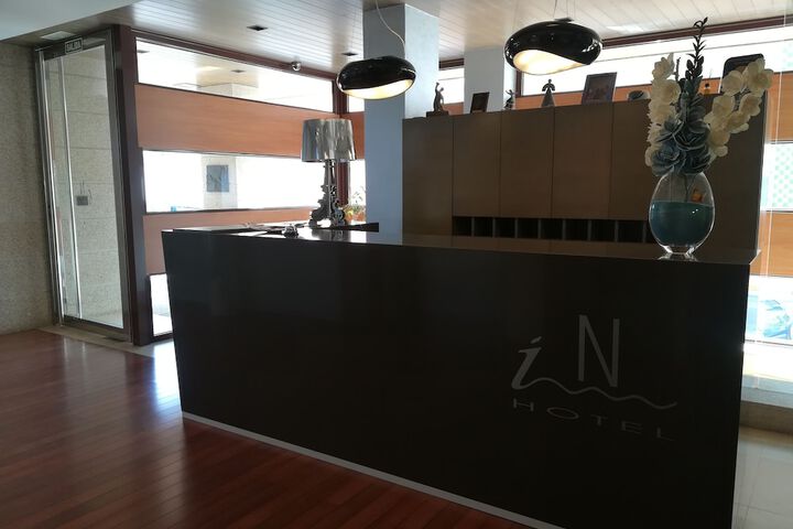 Check-in/check-out kiosk
