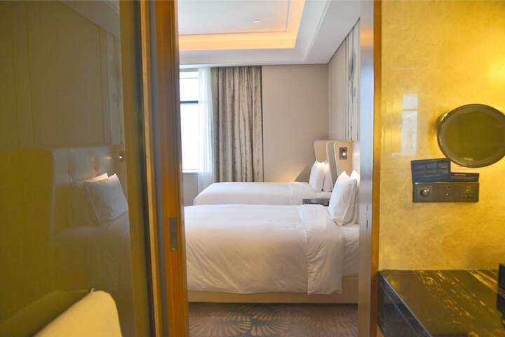 Room 14 of 136
