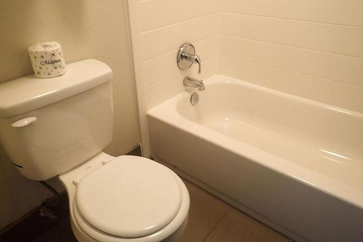1 King Bed Efficiency (5 of 11)