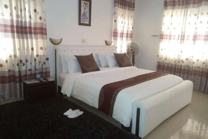 Room 53 of 182