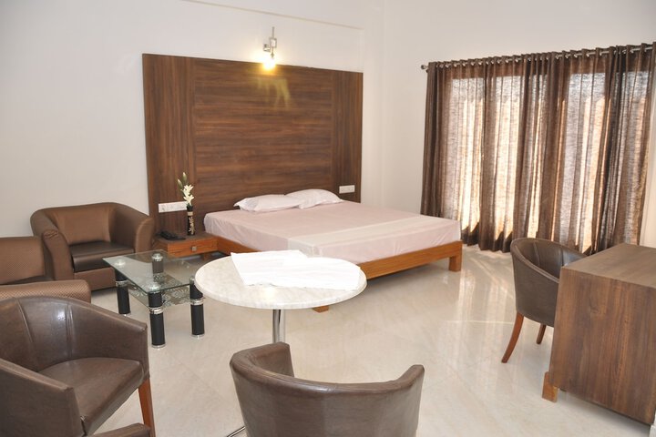 Room 4 of 9