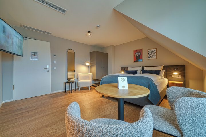 Room 7 of 32