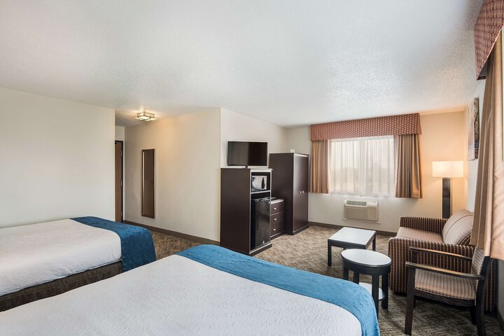2 Queen Beds Microwave and Refrigerator 32 Inch LCD Television High Speed Internet Full Breakfast (6 of 18)