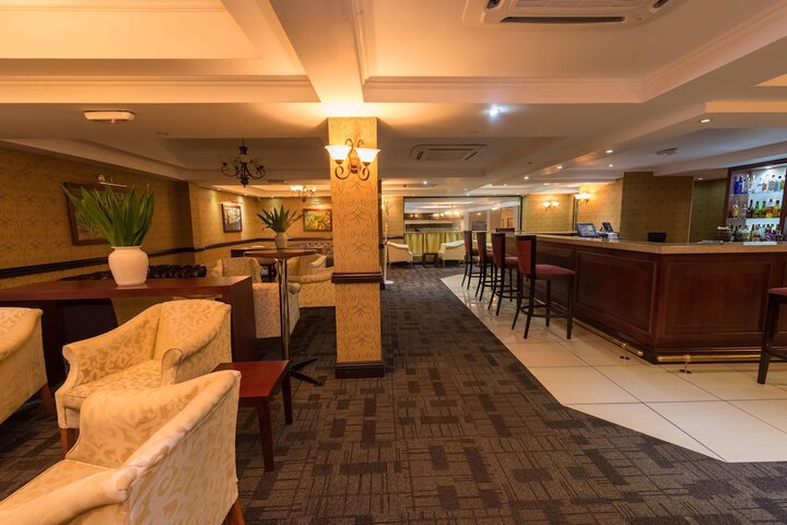 Lounge 82 of 99