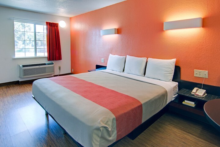 1 King Bed (4 of 7)