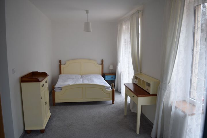 Room 7 of 90
