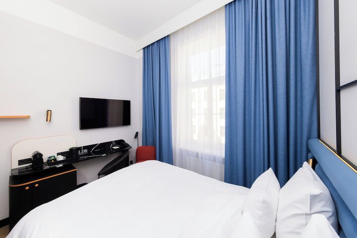 Room 40 of 229