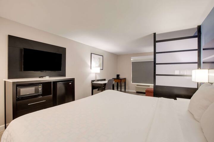 1 King Bed (3 of 33)