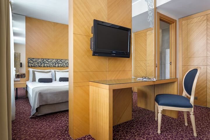 Room 7 of 62
