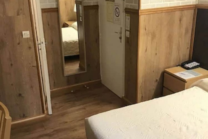 Room 26 of 34