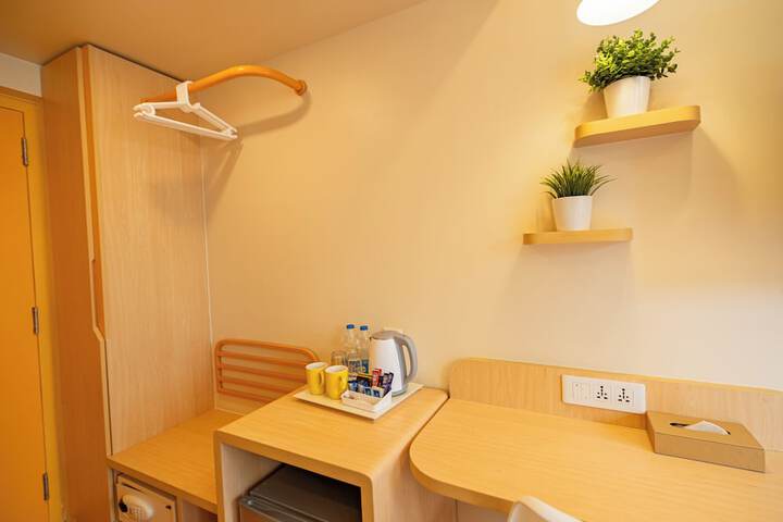 Room 6 of 27