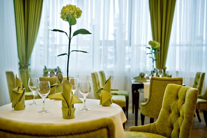Dining 16 of 23