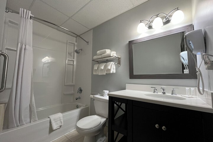 Room 32 of 65