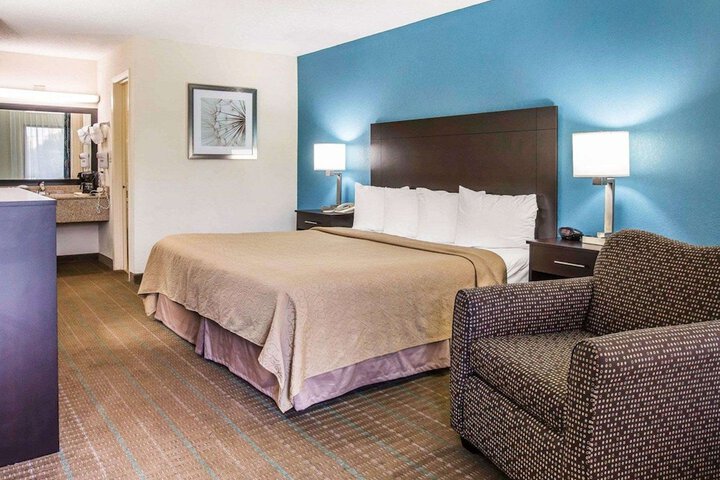 1 King Bed Business Room (1 of 6)