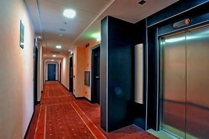 Ballroom/Hall 19 of 23