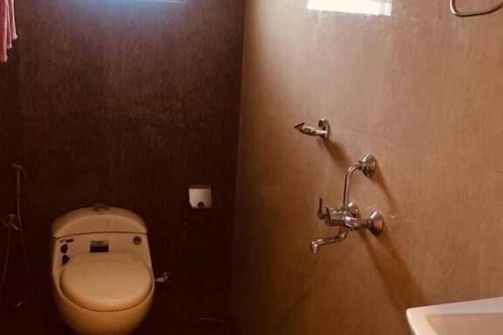 Room 10 of 12