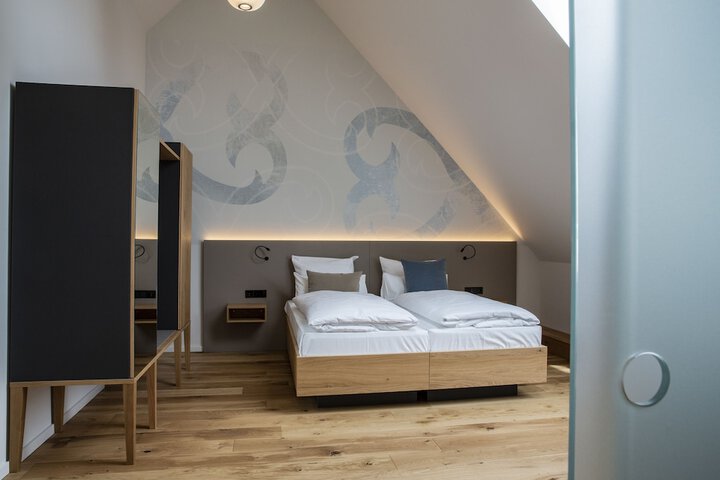 Room 25 of 97